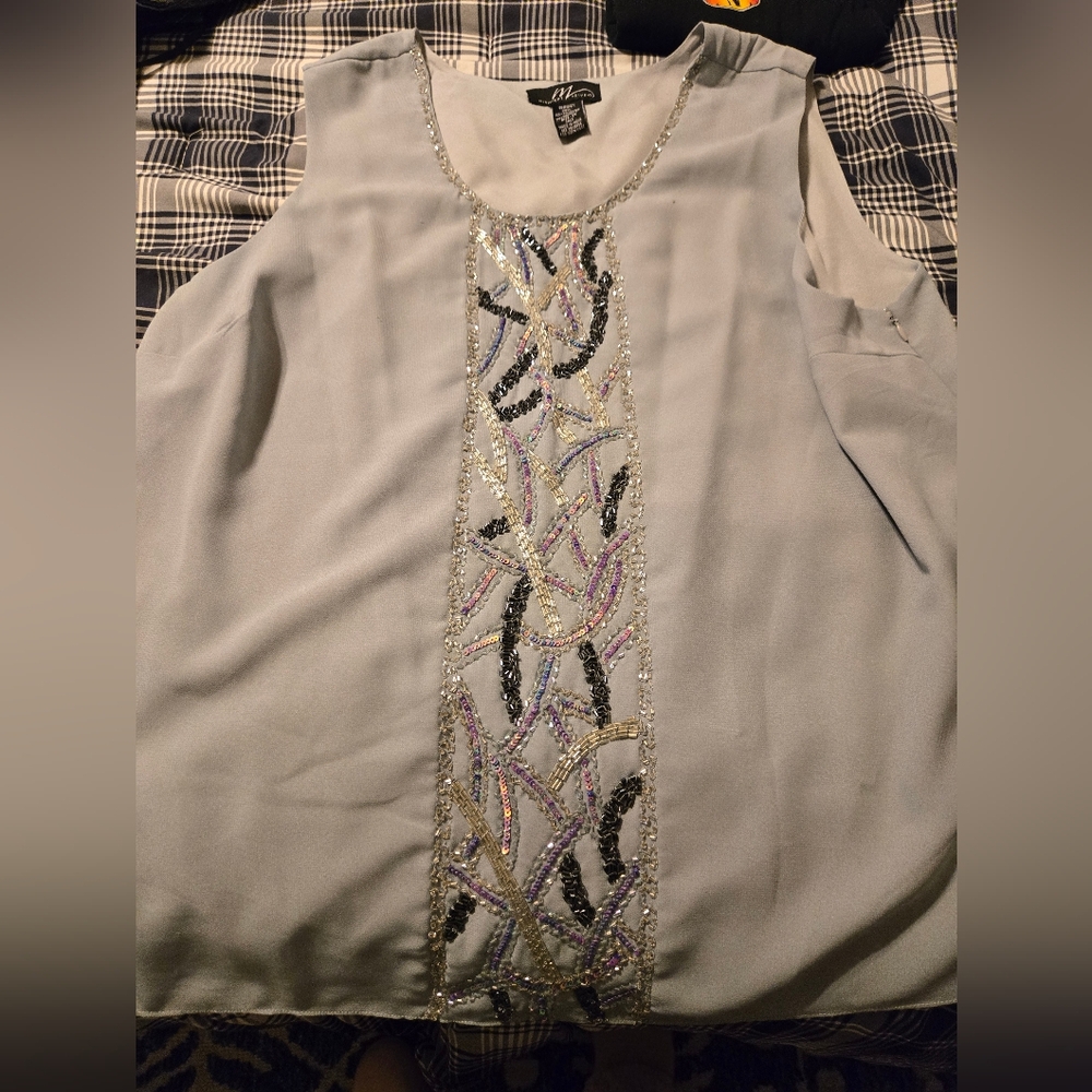 Grey blouse with sequins